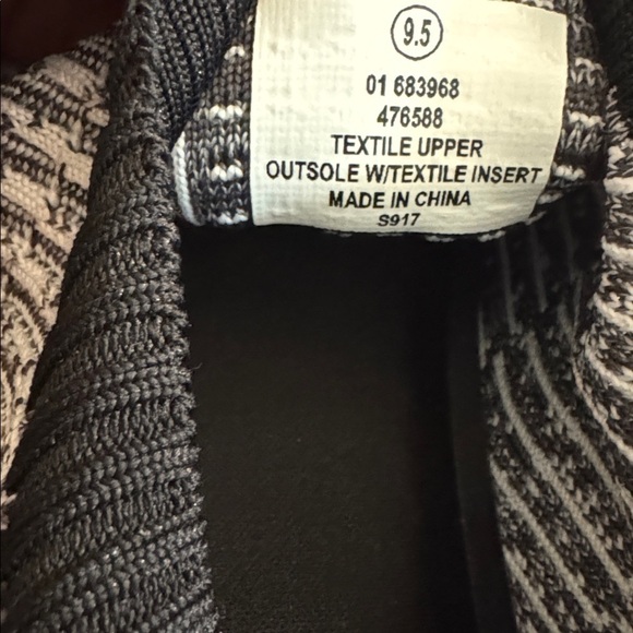 Tommy Bahama Flint Knit Jogger Memory Foam Slip Sneakers  Tommy Bahama Flint Knit Slip on Joggers size 9.5